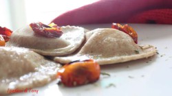 Ravioli al grano arso con stracciatella e pomodori confit (11)
