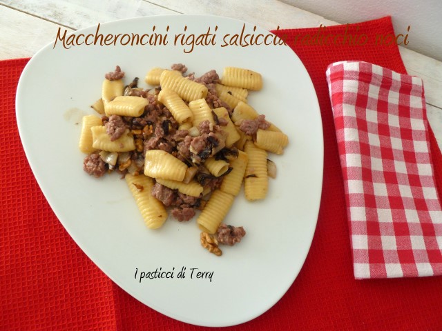 Maccheroni rigati salsiccia radicchio e noci (10)