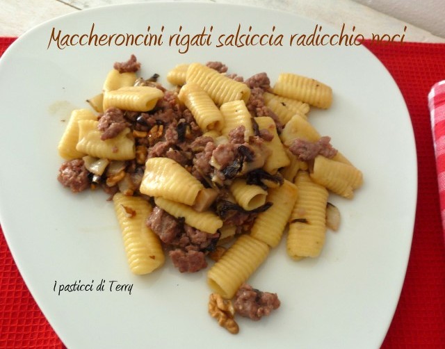 Maccheroni rigati salsiccia radicchio e noci (13)