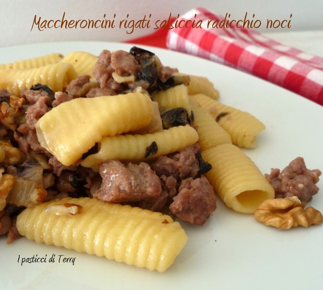 Maccheroni rigati salsiccia radicchio e noci (14)