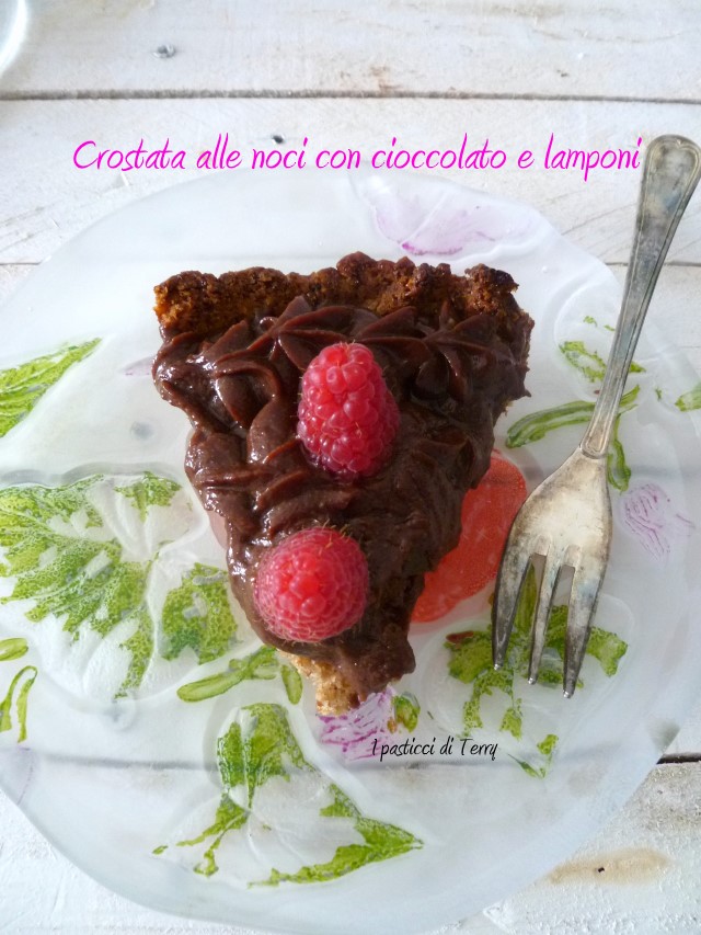 Crostata alle noci con cioccolato e lamponi (9)