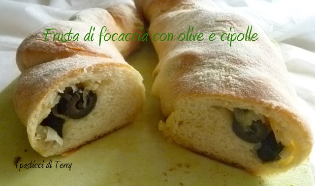 frusta-di-focaccia-con-olive-e-cipolle-11