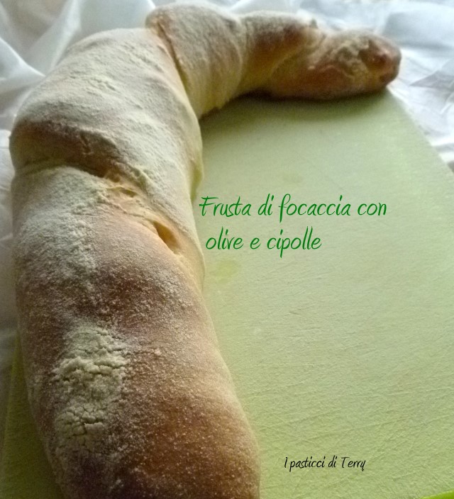 frusta-di-focaccia-con-olive-e-cipolle-7