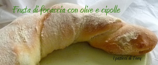 frusta-di-focaccia-con-olive-e-cipolle-9