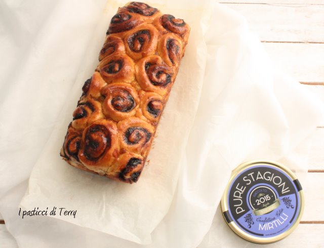 pan-brioche-di-roselline-con-confettura-di-mirtilli-11