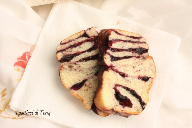 pan-brioche-di-roselline-con-confettura-di-mirtilli-20
