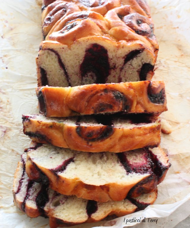 pan-brioche-di-roselline-con-confettura-di-mirtilli-22