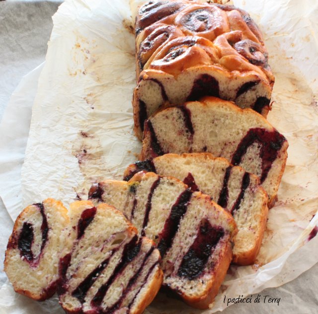 pan-brioche-di-roselline-con-confettura-di-mirtilli-24