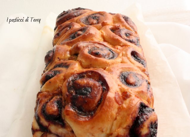 pan-brioche-di-roselline-con-confettura-di-mirtilli-5