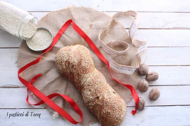 Torciglioni di pane con noci e semi di sesamo (13)