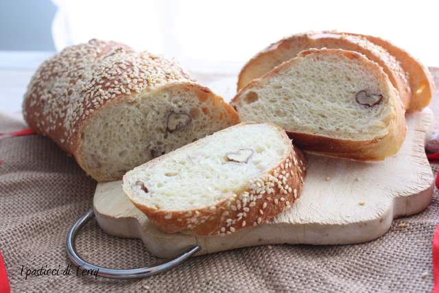 Torciglioni di pane con noci e semi di sesamo (20)