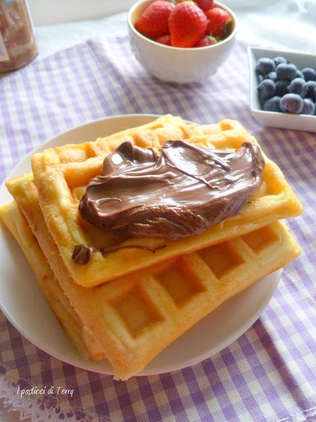 Waffle con crema di nocciole e frutta (2)
