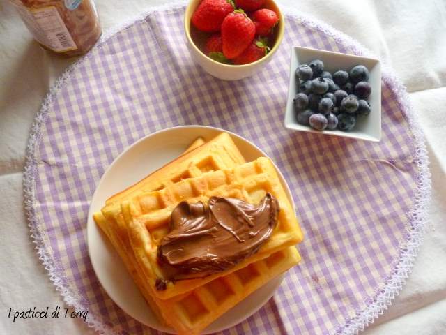 Waffle con frutta e crema di nocciole (1)