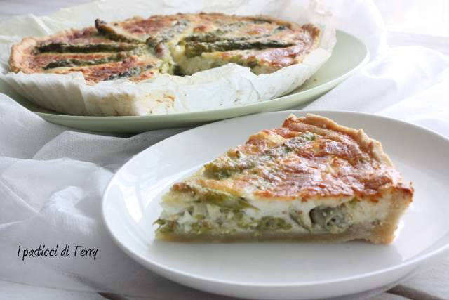 Quiche con asparagi fave e feta (10)