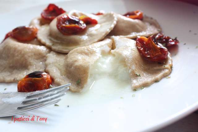 Ravioli al grano arso con stracciatella e pomodori confit (13)