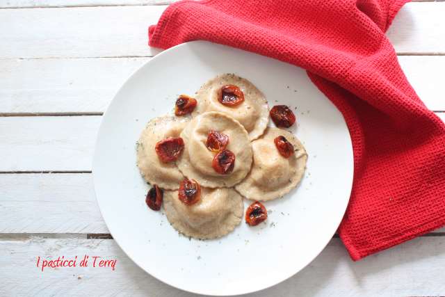 Ravioli al grano arso con stracciatella e pomodori confit (7)