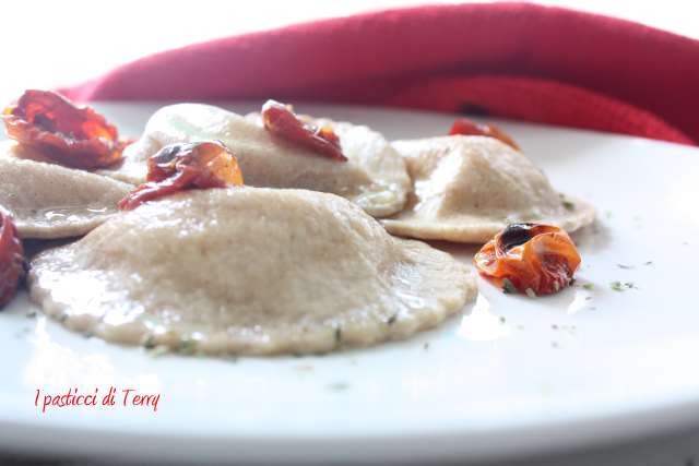 Ravioli al grano arso con stracciatella e pomodori confit (9)