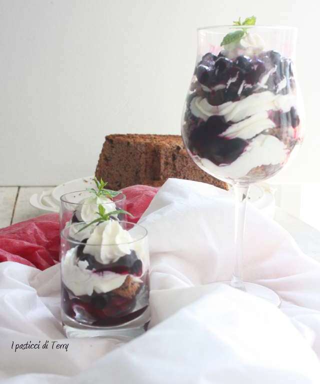 Trifle cheesecake con salsa ai mirtilli (19)