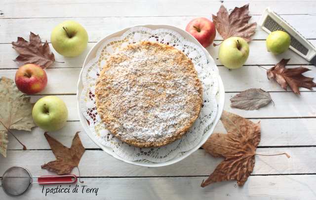 Torta Sbriciolata di semola e nocciole con mele caramellate (5)