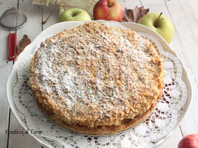 Torta Sbriciolata di semola e nocciole con mele caramellate (8)