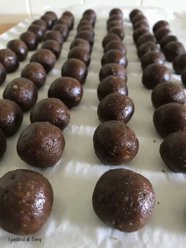 Tartufi al rum ricoperti al cioccolato (11)