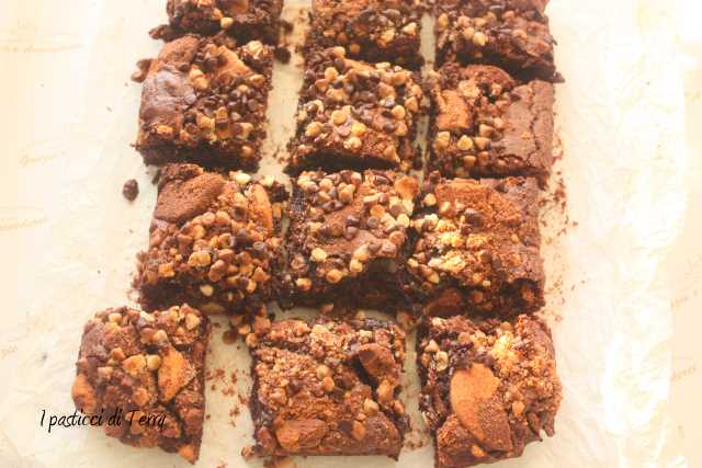 Brownies al cioccolato con biscotti (1)