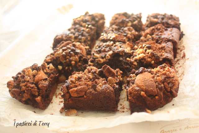 Brownies al cioccolato con biscotti (2)