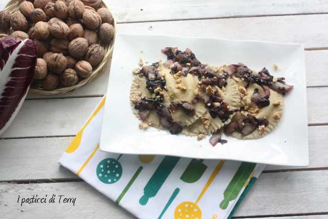 Cappelli di pasta ai formaggi con radicchio e noci (10)