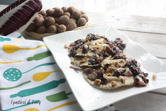 Cappelli di pasta ai formaggi con radicchio e noci (11)