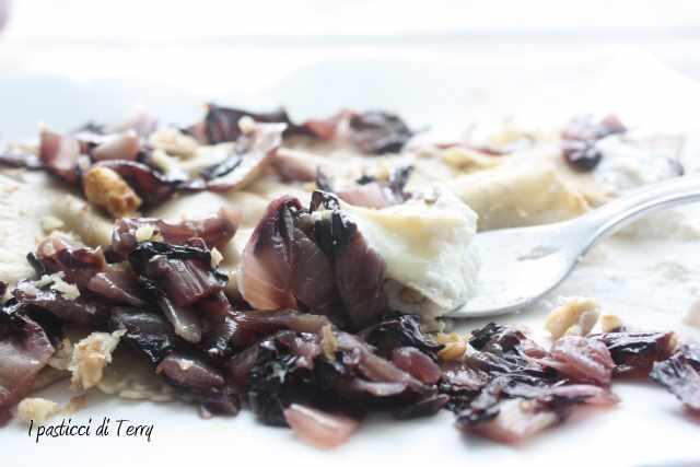 Cappelli di pasta ai formaggi con radicchio e noci (16)