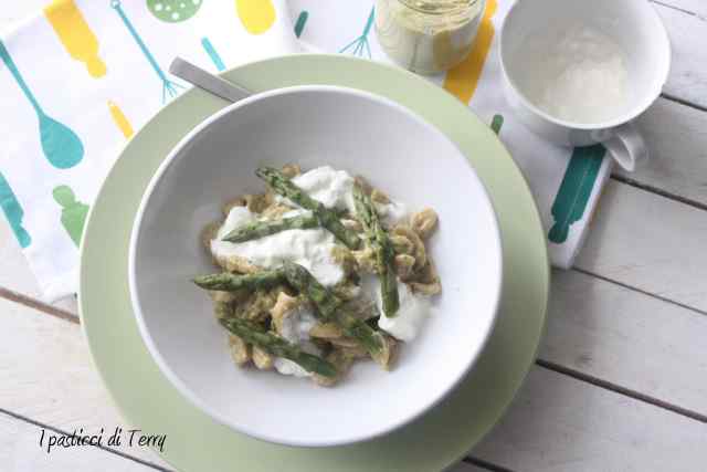 Orecchiette di grano arso con pesto di asparagi e stracciatella